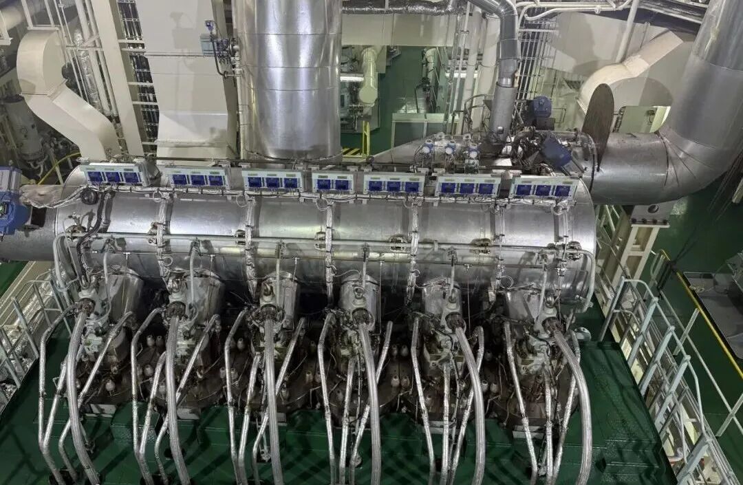 Main engine and engine room on site